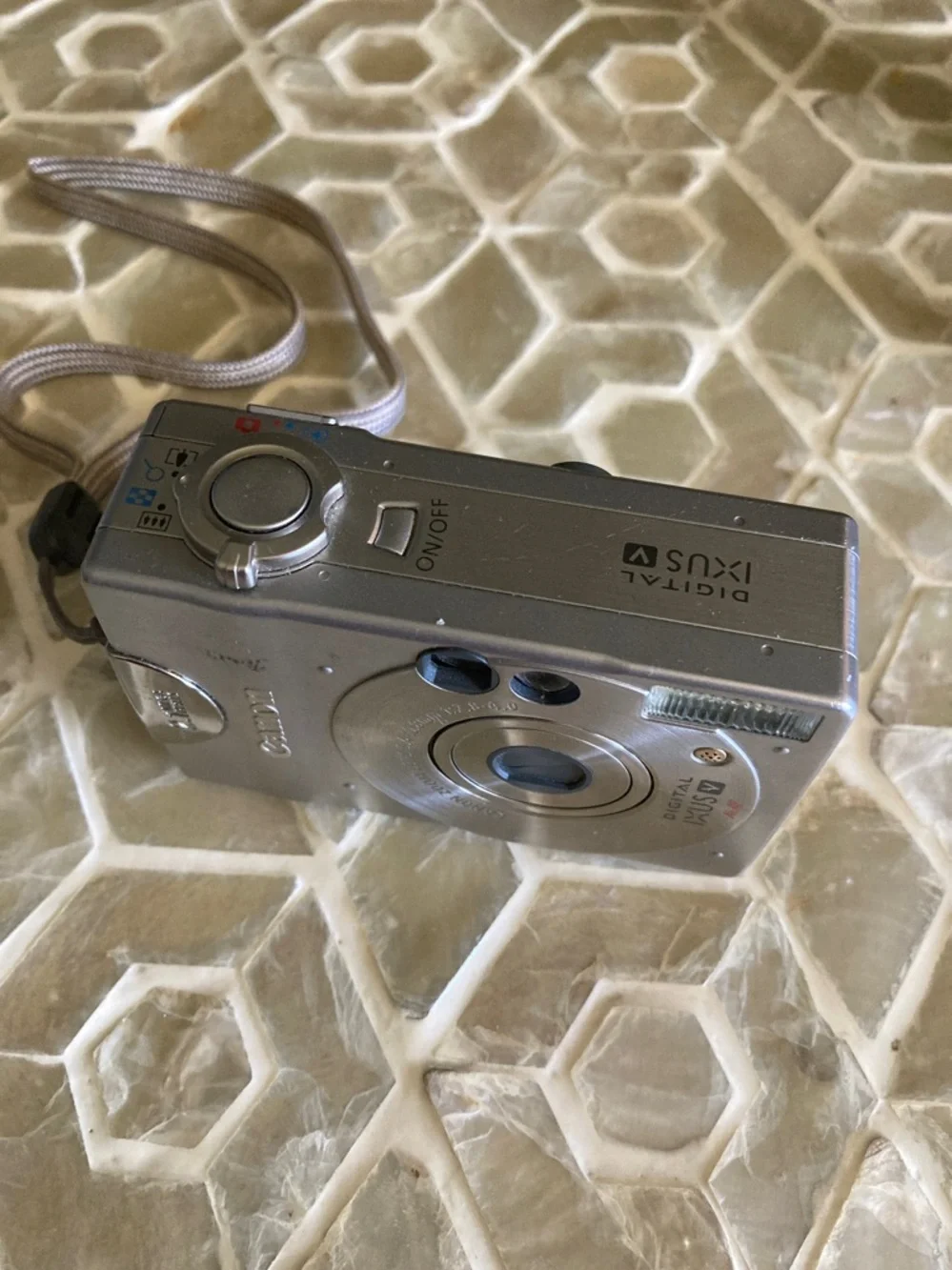 Canon Digital IXUS camera with 2 batteries & OEM charger